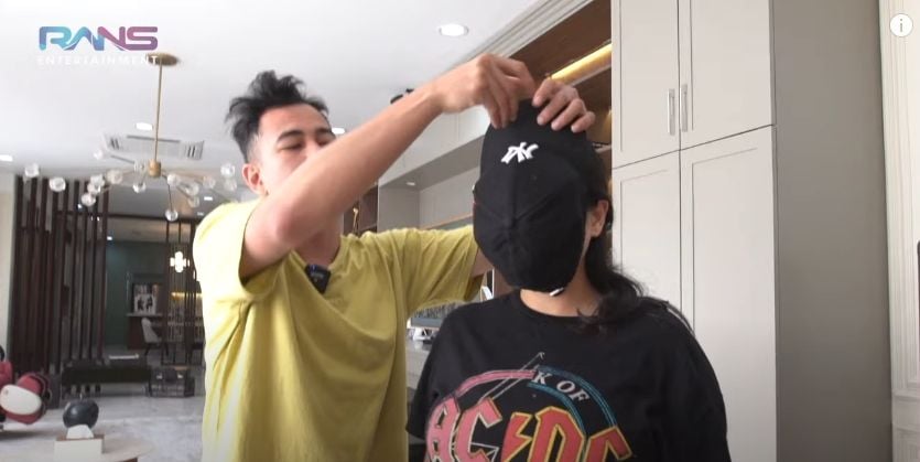 Momen Nagita Slavina dapat hadiah mal. (YouTube/Rans Entertainment)