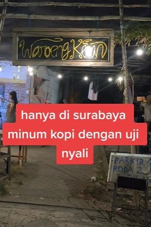 Warung kopi berkonsep uji nyali. (Tiktok/@iil_motovlog46)