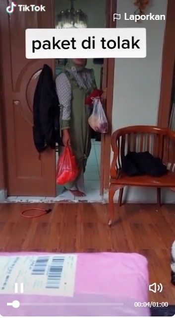 Emak emak menolak paket yang dia pesan secara online dengan pembayaran COD. Ia pun dihujat warganet. [TikTok]