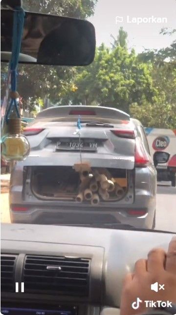 Mobil mewah mengangkut bambu menjadi sorotan warganet. [TikTok]