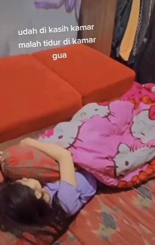 Pria syok lihat wanita tidur di kamarnya. (Tiktok)