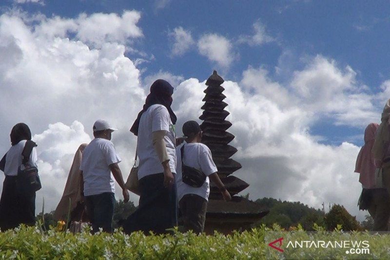 Wisatawan mulai meramaikan objek wisata pada musim liburan seperti Maulid Nabi ini setelah Pemerintah Provinsi Bali membuka destinasi wisata sejak 10 September 2021.