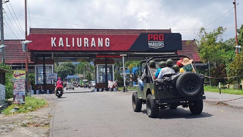 Momen wisatawan menikmati wisata jeep di Kali Kuning, Pakem, Sleman, Rabu (20/10/2021). [Hiskia Andika Weadcaksana / SuaraJogja.id]