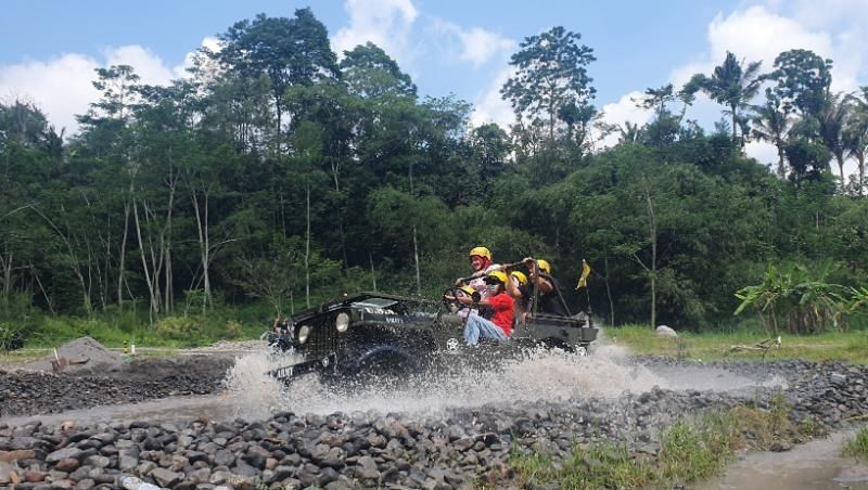 Momen wisatawan menikmati wisata jeep di Kali Kuning, Pakem, Sleman, Rabu (20/10/2021). [Hiskia Andika Weadcaksana / SuaraJogja.id]