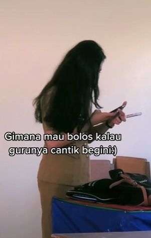 Sosok ibu guru yang bikin murid pengen sekolah tiap hari. (Tiktok/@arnawebali)