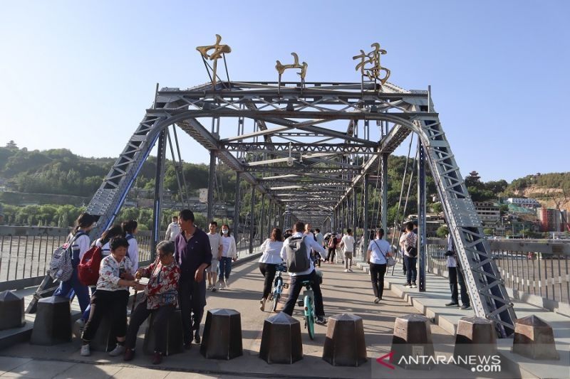 Jembatan kuno yang menjadi ikon Kota Lanzhou, Provinsi Gansu, China, masih menjadi tempat favorit wisatawan dan warga lokal. (ANTARA/M. Irfan Ilmie)