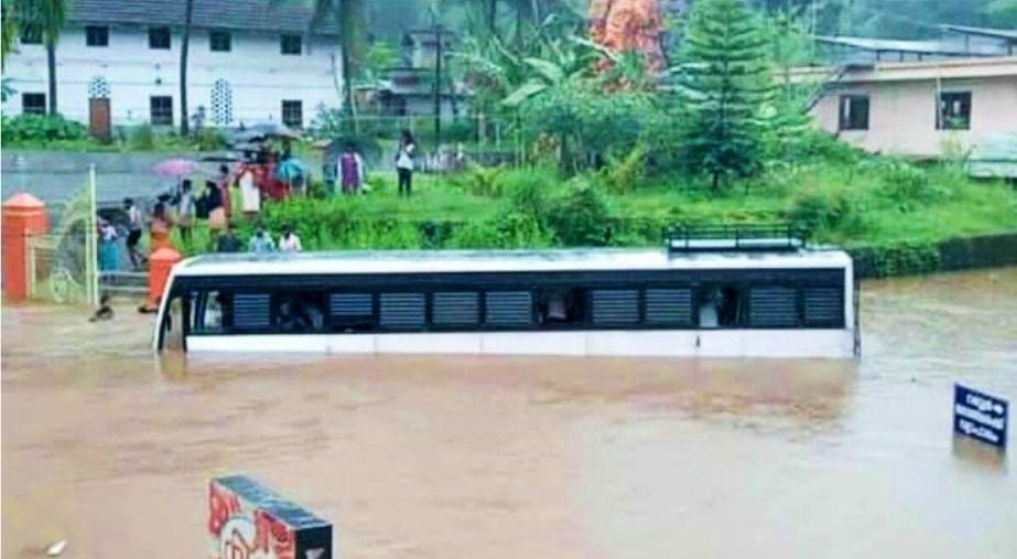 Viral sopir bus nekat terjang banjir, endingnya macet di tengah genangan. (cartoq.com)