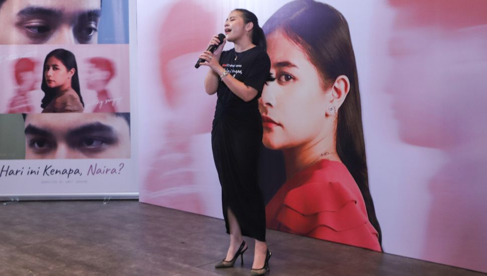 Aktris Prilly Latuconsina bernyanyi membawakan lagu 'Tak Bisa Bersama' saat jumpa pers perilisan Web Series 'Hari Ini Kenapa, Naira?' di Kemang, Jakarta Selatan, Rabu (20/10/2021). [Suara.com/Alfian Winanto]