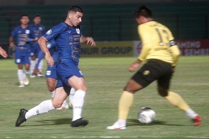 Pesepak bola PSIS Semarang Brian Fereira (kiri) berusaha menembus pertahanan tim PS Barito Putera saat laga Liga 1 putaran kedua di Stadion Sultan Agung Bantul, Yogyakarta, Rabu (20/10/2021). ANTARA FOTO/Andreas Fitri Atmoko/aww.