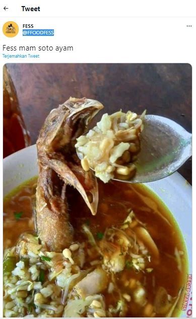 Kepala ayam disuapi soto (Twitter @FFOODFESS)