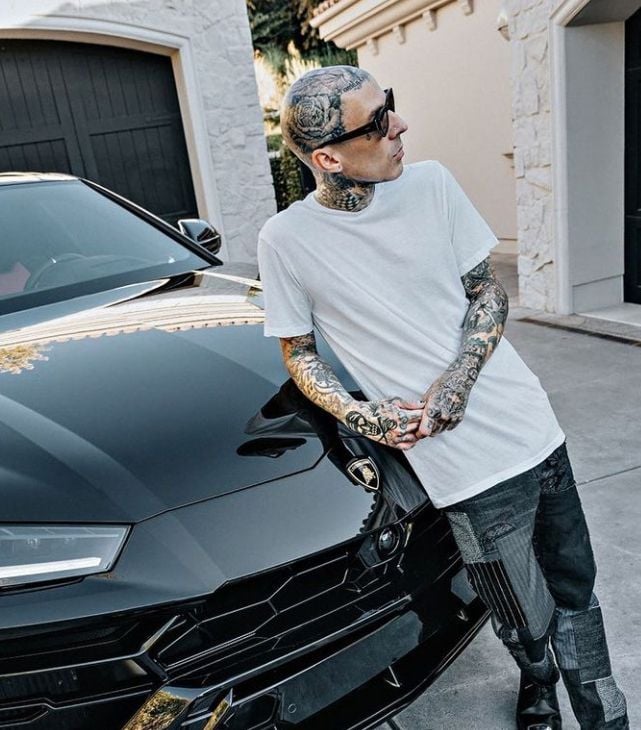 Travis Barker bersama SUV perdana Lamborghini: Lamborghini Urus warna hitam, warna kesayangannya  [Instagram: travisbarker]..