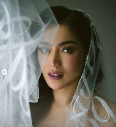 Jessica Iskandar Tampil Elegan di Hari Pernikahan, Veil 5 Meternya Curi Perhatian. (Dok: Instagram/thebridestory)