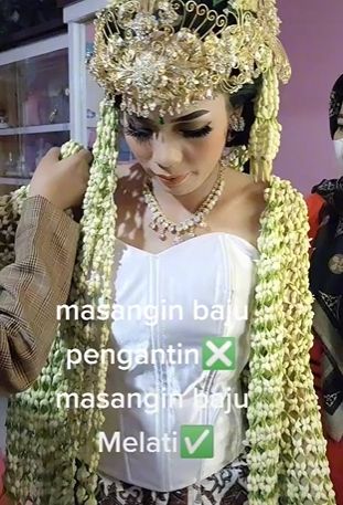 Baju pengantin wanita jadi sorotan. (Tiktok/@wiwieindah2)