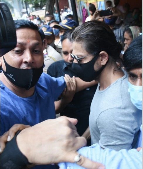 Shah Rukh Khan saat mengunjungi putranya, Aryan Khan di Penjara Arthur Road, Kamis (21/2/2021). [Yogen Shah via Indiatoday.in]