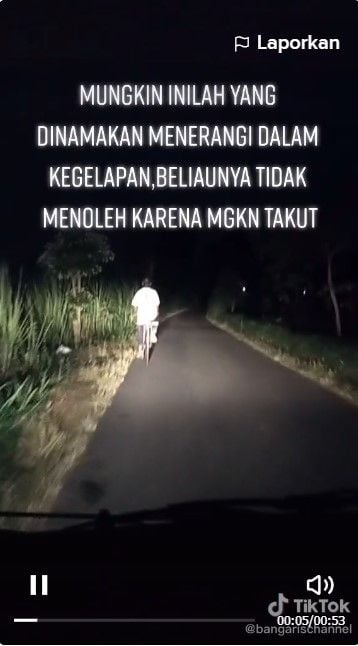 Pengendara mobil ini menerangi jalan pesepeda di jalanan yang gelap. [TikTok]