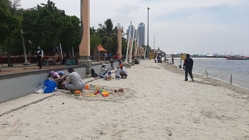 Anak 12 Tahun ke Bawah Boleh Masuk Ancol. (Suara.com/Dini Afrianti Efendi)