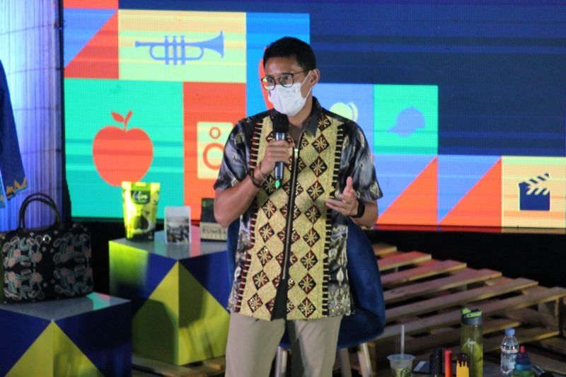 Menparekraf Sandiaga Uno saat pelaksanaan kegiatan Apresiasi Kreasi Indonesia, di Bandar Lampung, Sabtu (23/10/2021). [ANTARA]