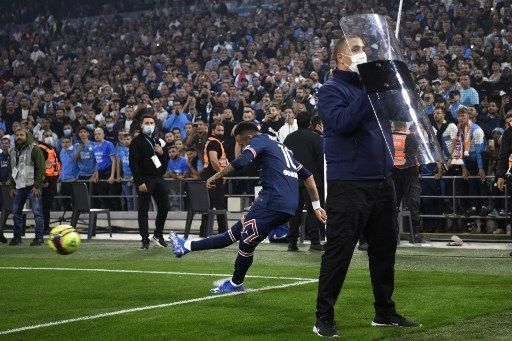 Pemain PSG Neymar melepaskan tendangan penjuru saat menghadapi Marseille dalam lanjutan Ligue 1 di Stade Velodrome, Senin (25/10/2021). [AFP]