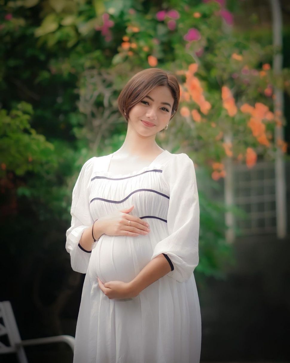 Potret Glenca Chysara pamer baby bump. (Instagram/glencachysaraofficial)