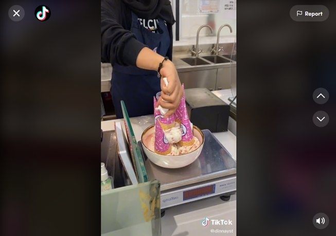 Viral cewek beli es krim ditonton jutaan kali, hal ini bikin minder. (TikTok/@dinnayst)