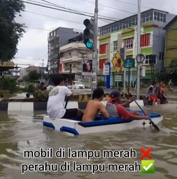 Viral Pemuda Naik Perahu Berhenti di Lampu Merah. (TikTok)