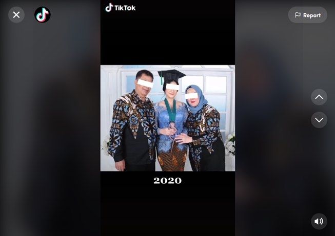 Wanita Ajak Peliharaan Tak Biasa Foto Wisuda. (TikTok/@samirataufik)