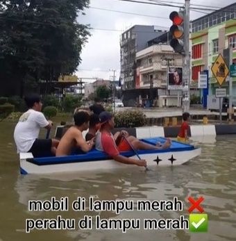 Viral Pemuda Naik Perahu Berhenti di Lampu Merah. (TikTok)