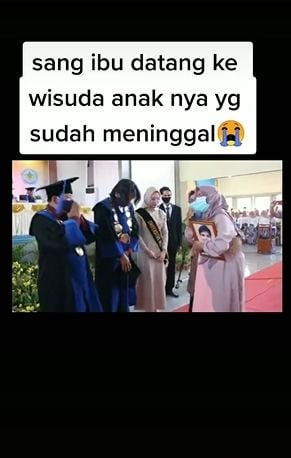 Viral kisah seorang ibu hadiri wisuda anaknya yang meninggal. (Tiktok/@mujiantievi)