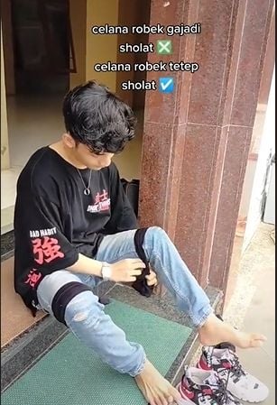 Cowok salat pakai celana sobek di bagian lutut. (Tiktok)