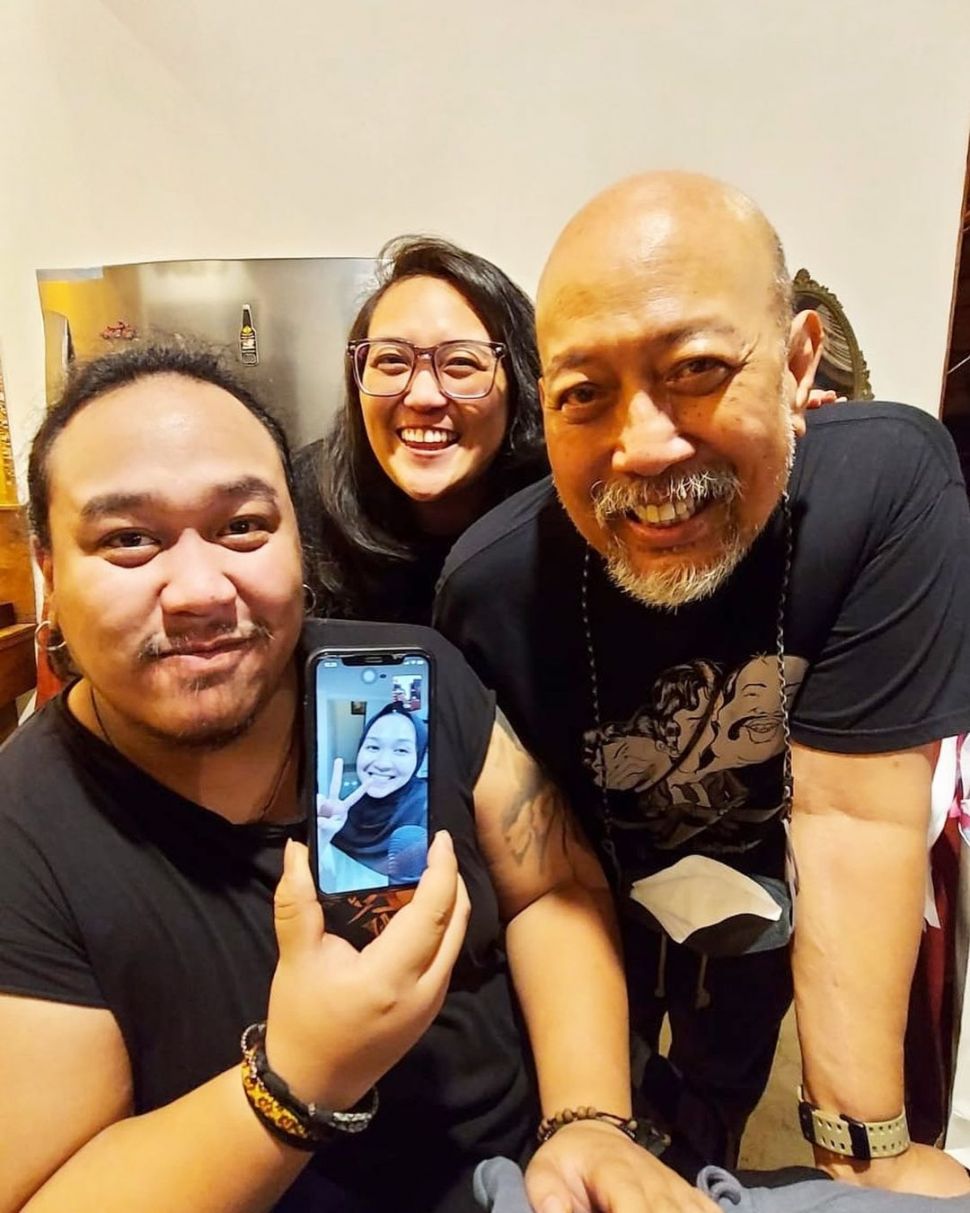 Indro Warkop bersama dua anaknya: Ipoet Kusumonegoro dan Harleyano Kusumonegoro. [Instagram]