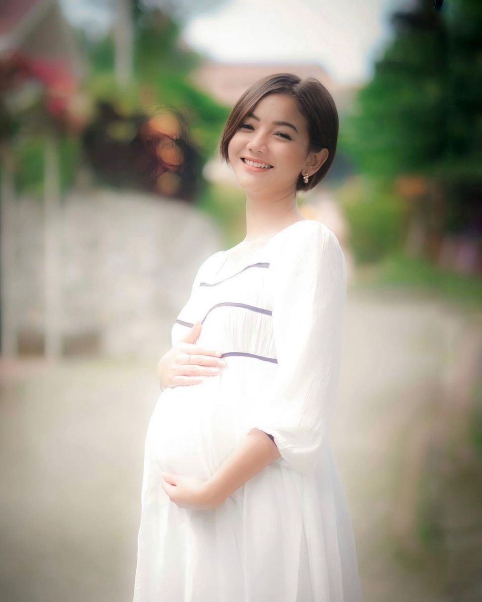 Potret Glenca Chysara pamer baby bump. (Instagram/glencachysaraofficial)