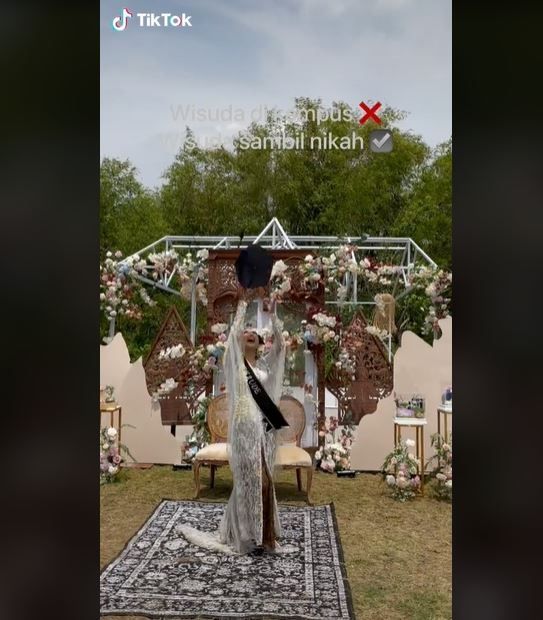 Viral Wanita Menikah dan Wisuda Online di Hari yang Sama (tiktok.com/@virstasafira)
