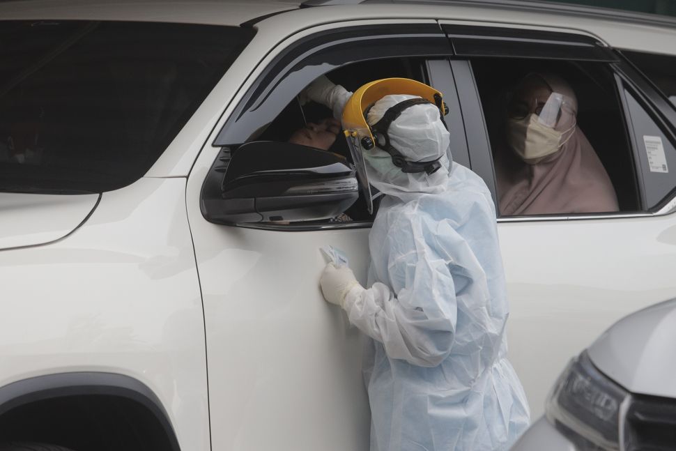 Petugas kesehatan melakukan tes usap (swab test) PCR di Jakarta, Senin (25/10/2021). [Suara.com/Angga Budhiyanto]