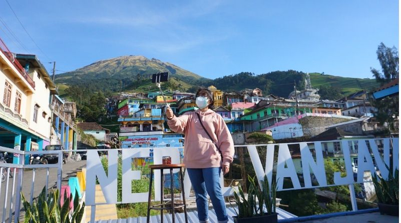 Wisatawan sedang asyik berswafoto di Nepal van Java yang berada di lereng Gunung Sumbing, Dusun Butuh, Kabupaten Magelang, Jawa Tengah.