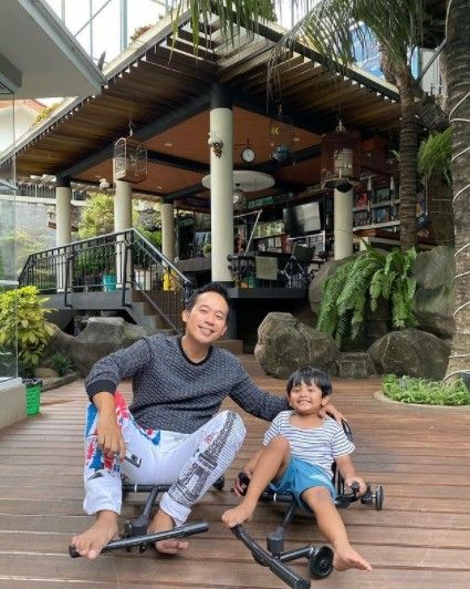 Potret Denny Cagur dan anak angkat. (Instagram/dennycagur)