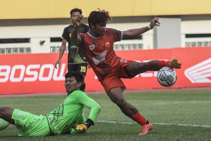 Pesepakbola PSM Makassar, Ilham Udin Armayn (kanan). [ANTARA FOTO/ Fakhri Hermansyah]