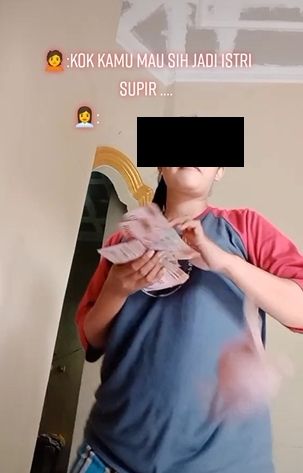 Istri sopir truk pamer gaji suami. (Tiktok)