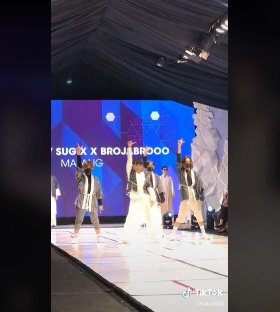 Cover Dance di Fashion Show Malang Fashion Week 2021 (tiktok.com/akuralif)