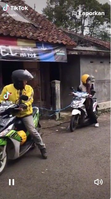 Driver ojol ditarik dengan tali rafia, aksi itu pun bikin gregetan warganet. [TokTok]