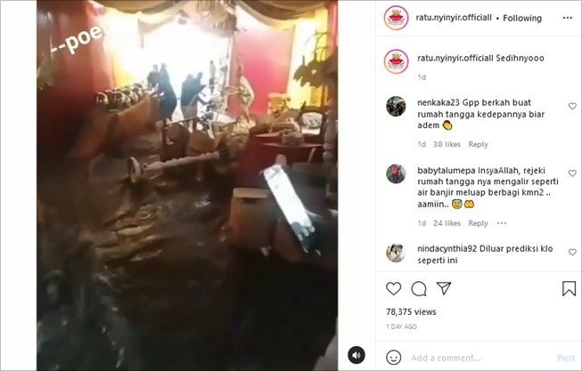 Viral pernikahan pasangan diterjang banjir. (Instagram/@ratu.nyinyir.officiall)