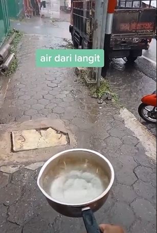 Aksi pria memasak menggunakan air hujan. (Tiktok)