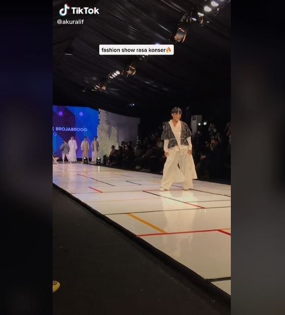 Cover Dance di Fashion Show Malang Fashion Week 2021 (tiktok.com/akuralif)