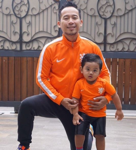 Potret Denny Cagur dan anak angkat. (Instagram/dennycagur)