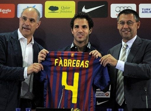 Legenda Barcelona Andoni Zubizarreta, saat menjabat sebagai direktur olahraga Barcelona mengumumkan kedatangan Cesc Fabregas pada 2011. [AFP]