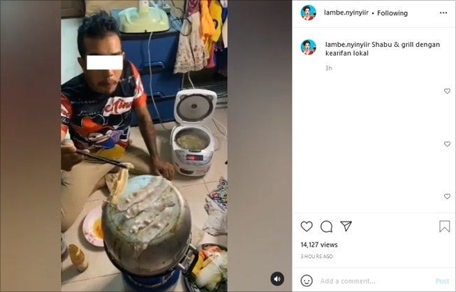 Aksi pria makan ala shabu dan grill di rumah, alat masaknya disorot. (Instagram/@lambe.nyinyiir)