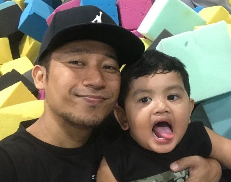 Potret Denny Cagur dan anak angkat. (Instagram/dennycagur)