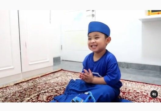 Potret Anak Artis Belajar Salat dan Mengaji. (Instagram/ibrahimmuhammadabdullah)