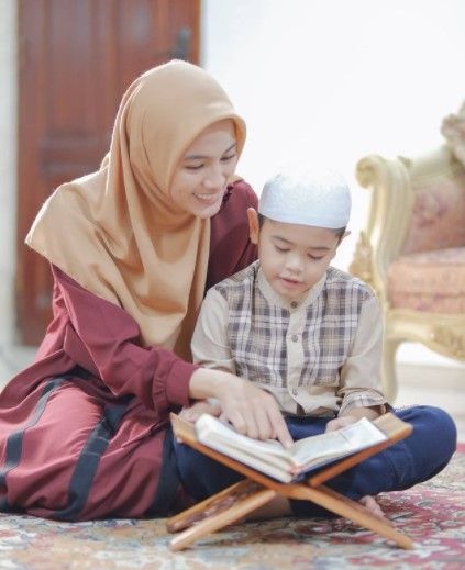 Potret Anak Artis Belajar Salat dan Mengaji. (Instagram/ichasoebandono)