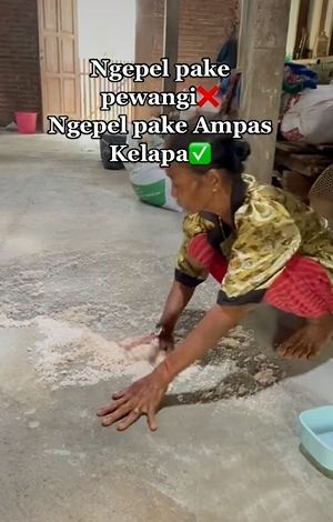 Emak-emak ngepel pakai ampas kelapa. (Tiktok/@egaafriana_)