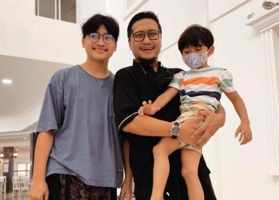 Arie Untung dan Musbareta Fathir Gavin Daffa [matamata.com]